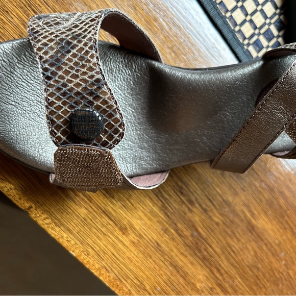 Aravon shoes by New Balance. Snakeskin pattern adjustable toe and ankle strap - Picture 4 of 6